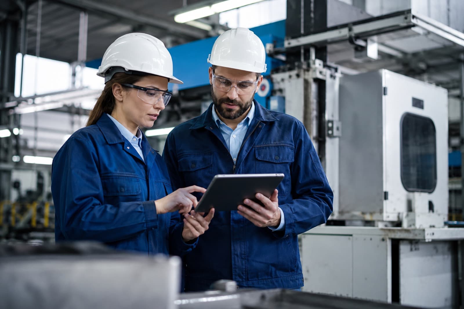 Technici aan het werk op de werkvloer